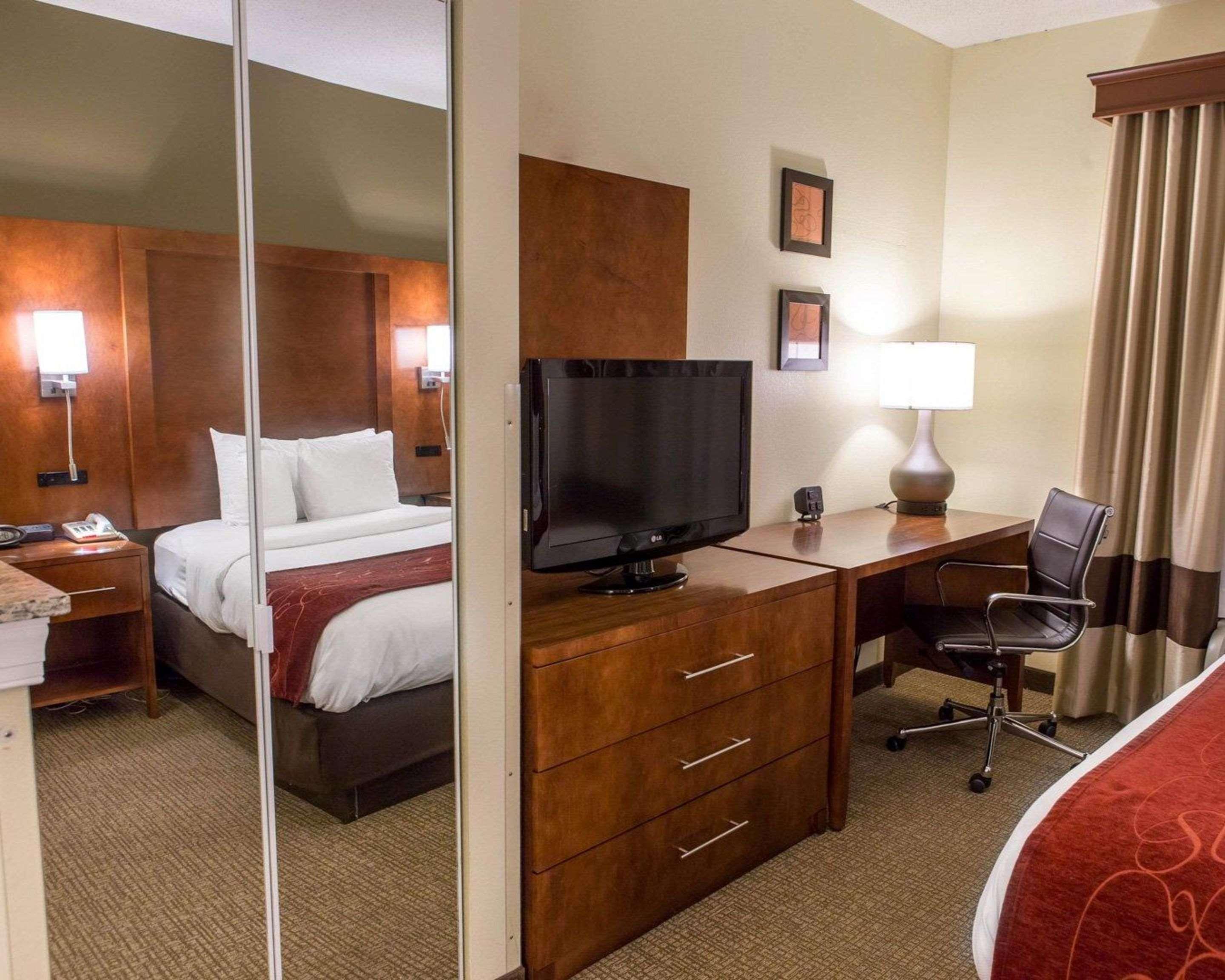Comfort Suites Newark - Harrison Exterior foto