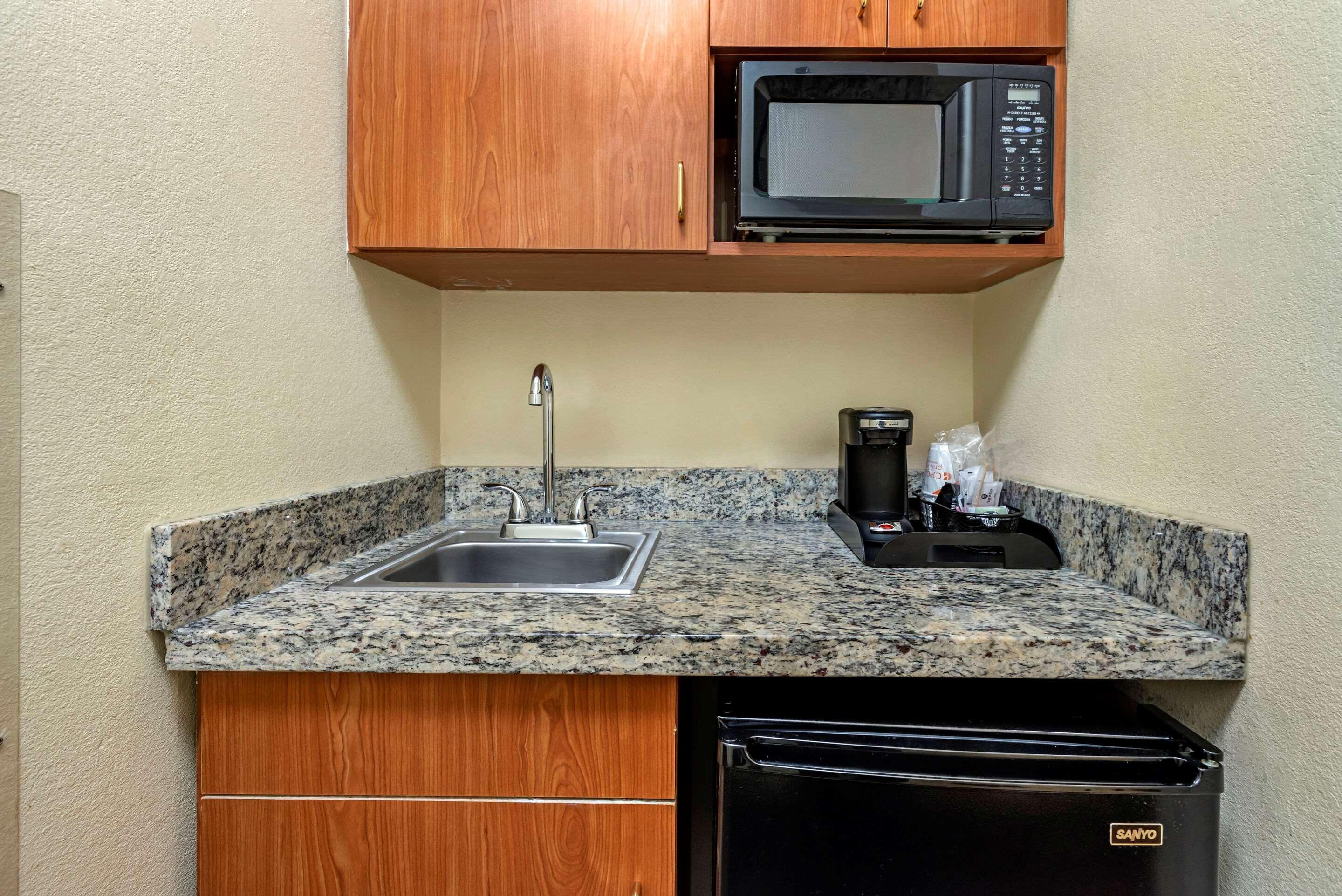 Comfort Suites Newark - Harrison Exterior foto