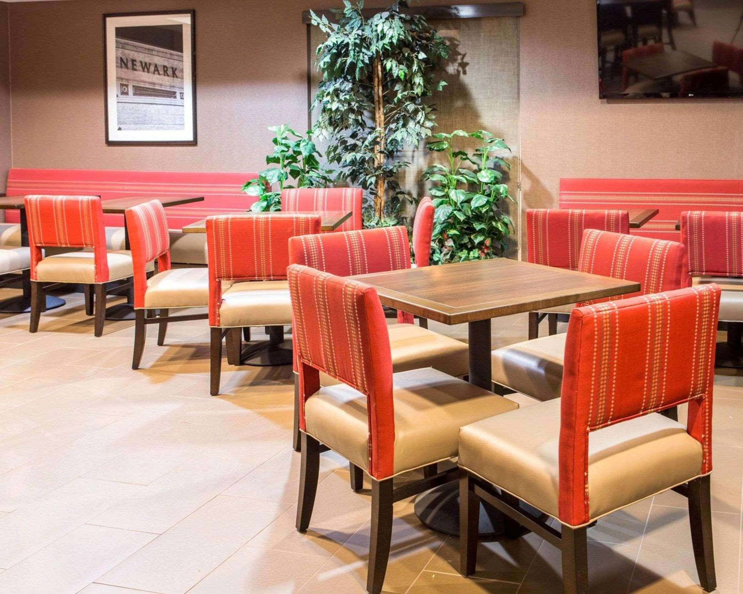 Comfort Suites Newark - Harrison Exterior foto
