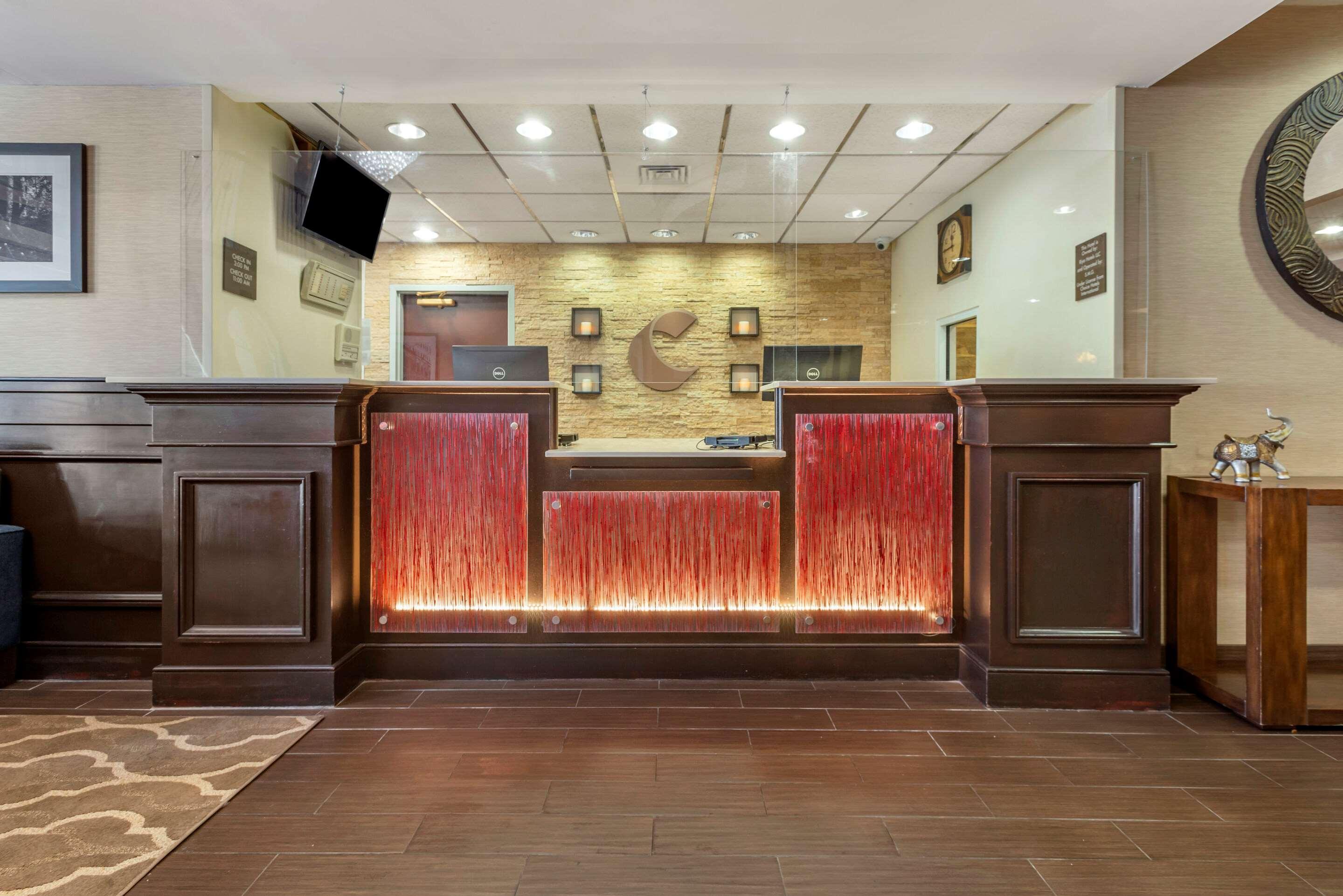 Comfort Suites Newark - Harrison Exterior foto